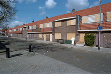 852416 Gezicht op de dichtgetimmerde en voor sloop bestemde huizen Lingestraat 25 (rechts) -hoger te Utrecht.